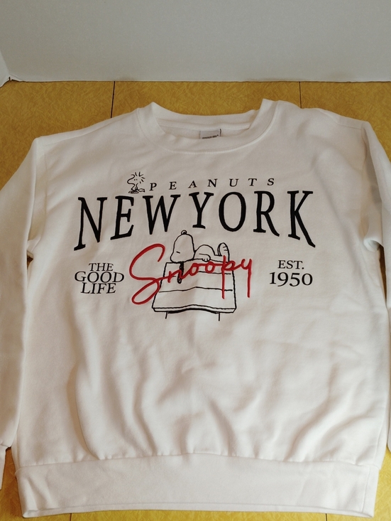 Peanuts Tops - Peanuts Snoopy New York White Sweat Shirt Size M